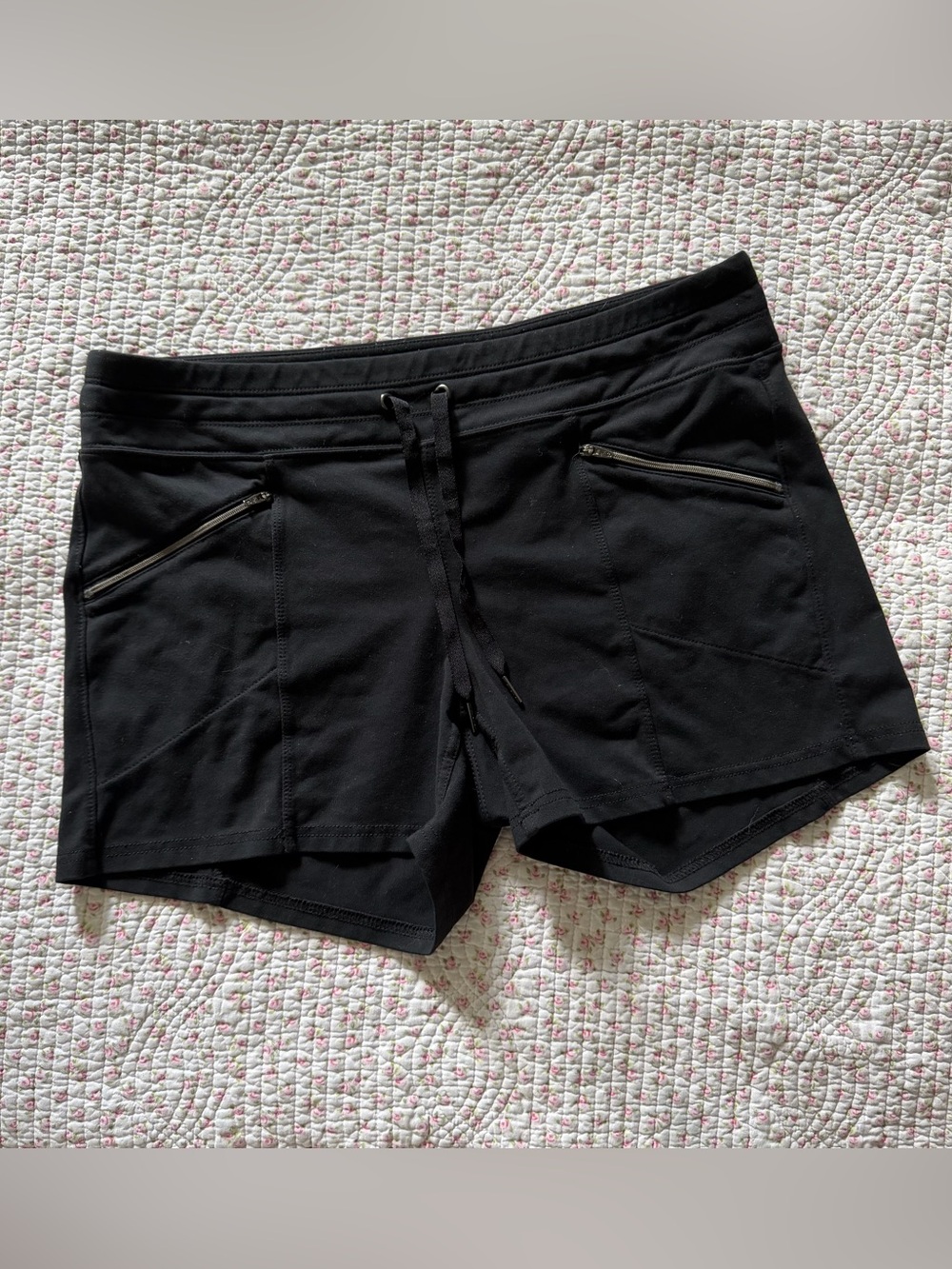 Athleta Metro Slouch Athletic Shortie Shorts in Black Size Large
